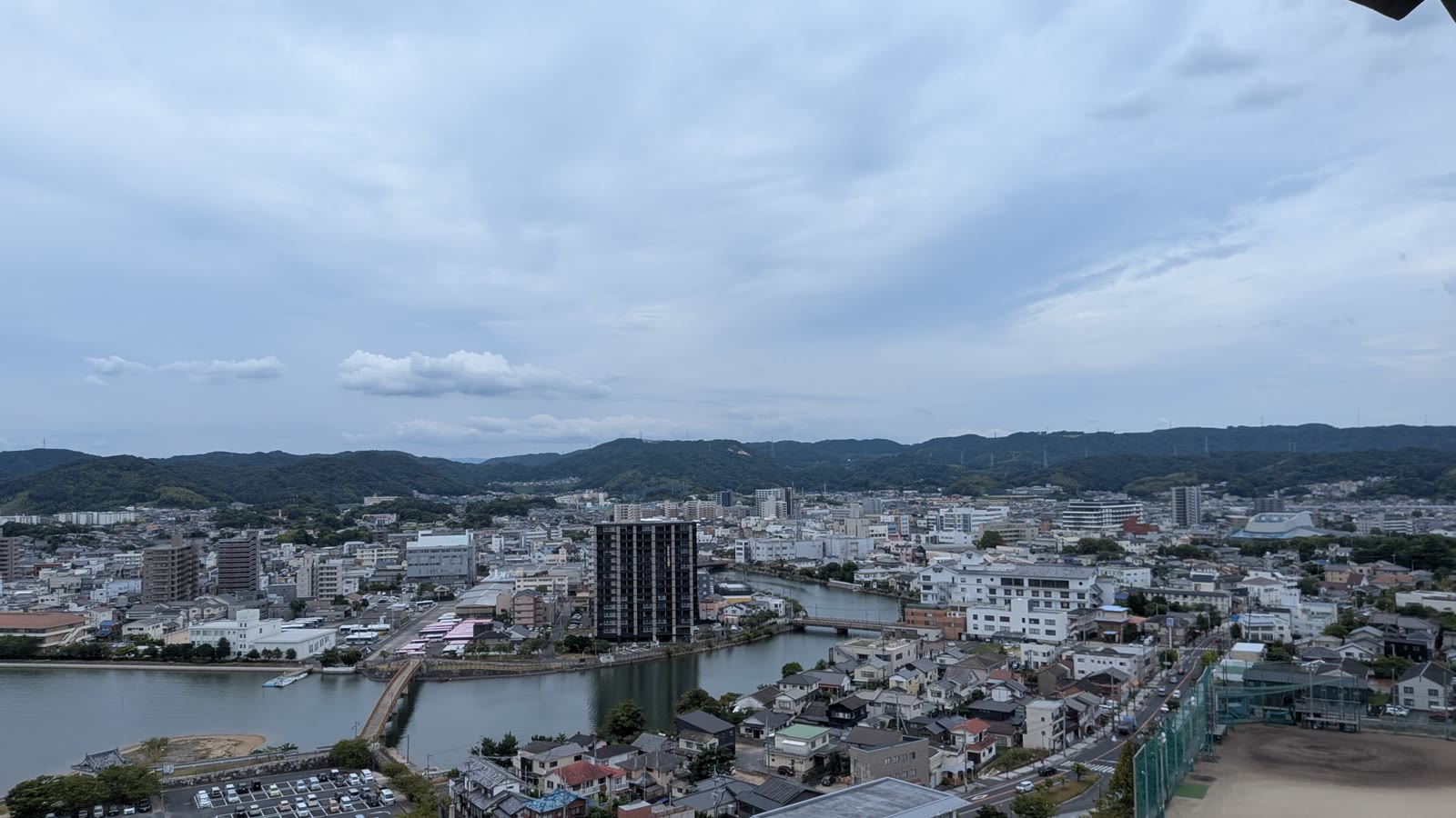 唐津城から見渡した唐津市街と海